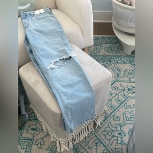 Brand NWT Abercrombie jeans. Mid rise 90s straight jean in classic wash